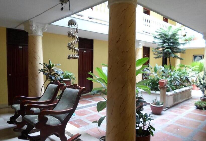 חדר סטנדרט לשלושה, Colonial Inn