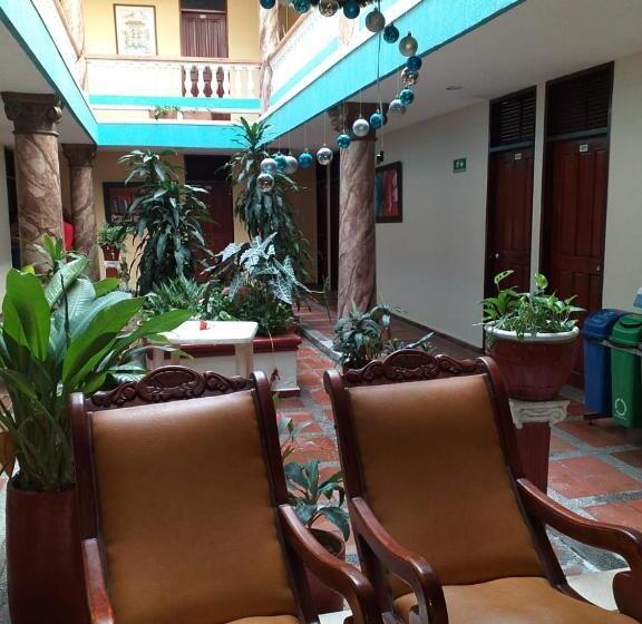 חדר סטנדרט לשלושה, Colonial Inn