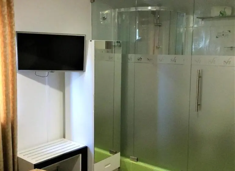 اتاق اکونومی, Sh Boutique