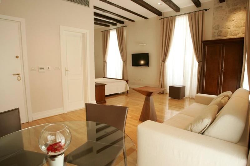 استودیوی لوکس, Blasius Residence