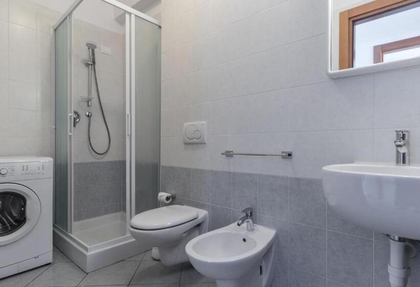 آپارتمان 1 خوابه با چشم‌انداز جانبی دریا, Residence Il Poggio