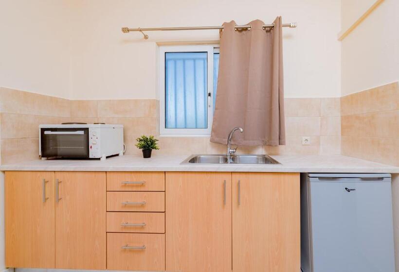 اتاق استاندارد سه نفره, Yakinthos