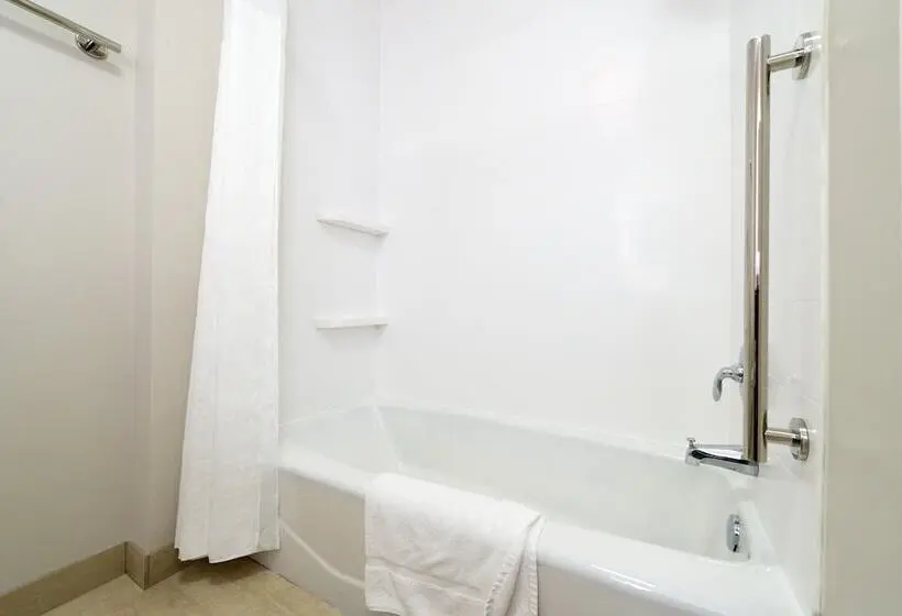 身障者適用スイートルーム, Holiday Inn Express & Suites   Ottumwa, An Ihg
