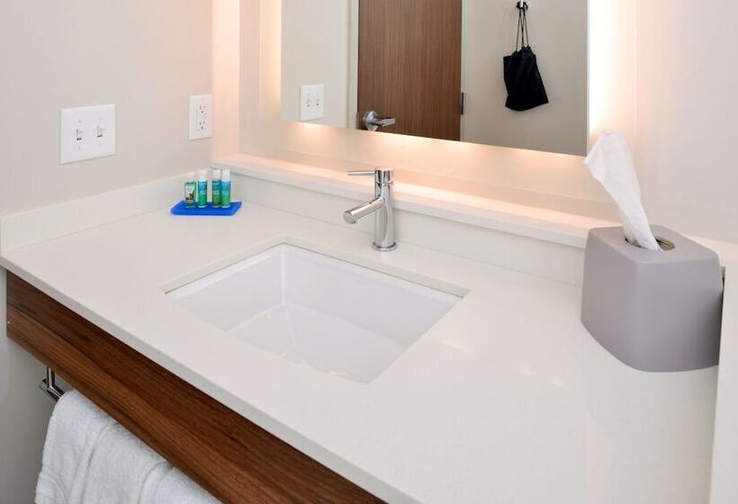 جناح لذوى الاحتياجات الخاصة, Holiday Inn Express & Suites   Ottumwa, An Ihg