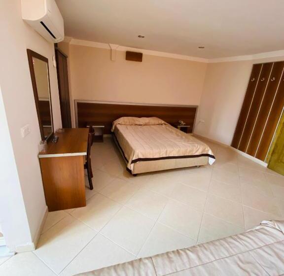 Camera Tripla Standard, Lemon