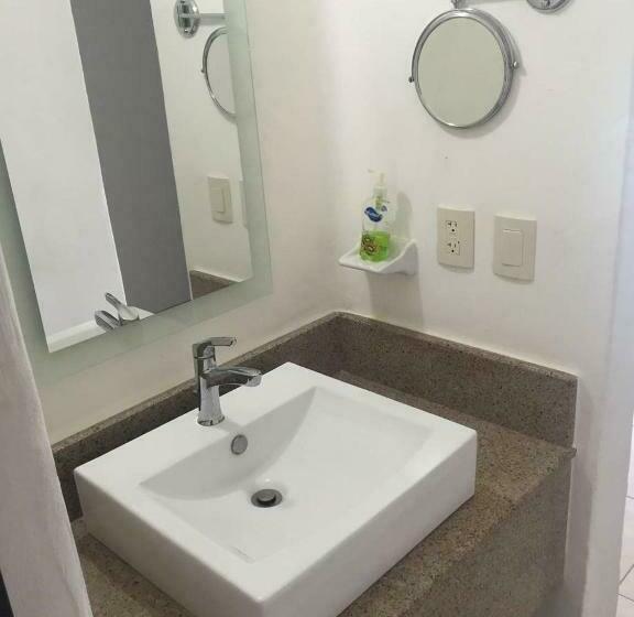 带1个卧室的带阳台的公寓, Zenharmony Suites