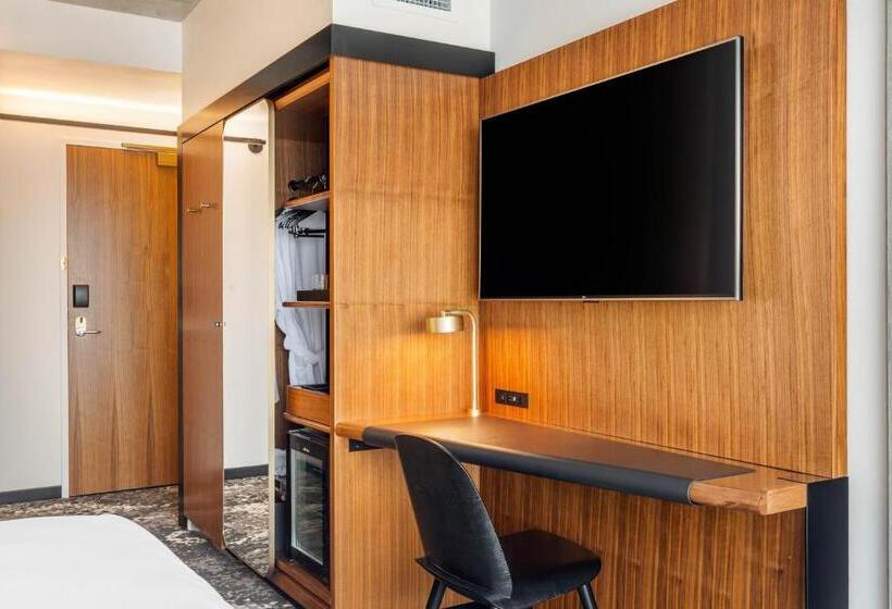 מיטת קינג בסוויטה, Cambria Hotel Boston Downtown   Seaport