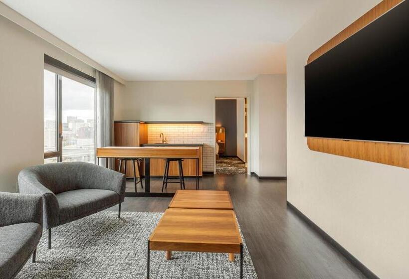 מיטת קינג בסוויטה, Cambria Hotel Boston Downtown   Seaport