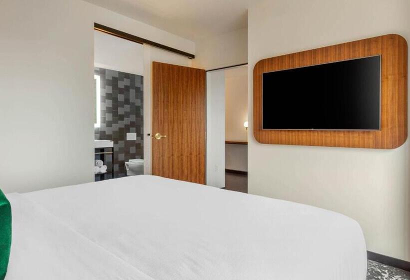 מיטת קינג בסוויטה, Cambria Hotel Boston Downtown   Seaport