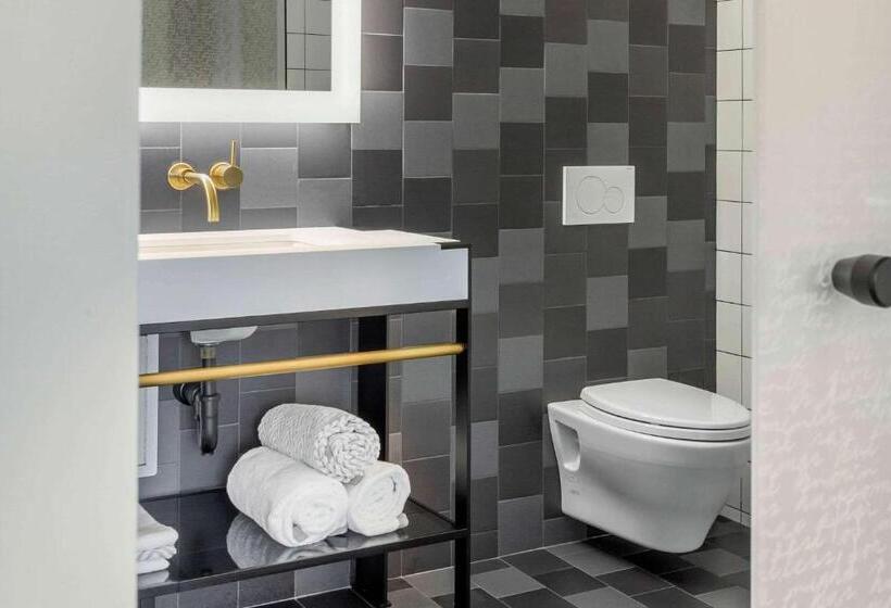 מיטת קינג בסוויטה, Cambria Hotel Boston Downtown   Seaport