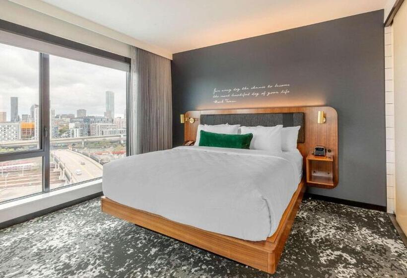 מיטת קינג בסוויטה, Cambria Hotel Boston Downtown   Seaport
