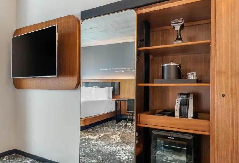 اتاق استاندارد با تخت بزرگ برای معلولان, Cambria Hotel Boston Downtown   Seaport