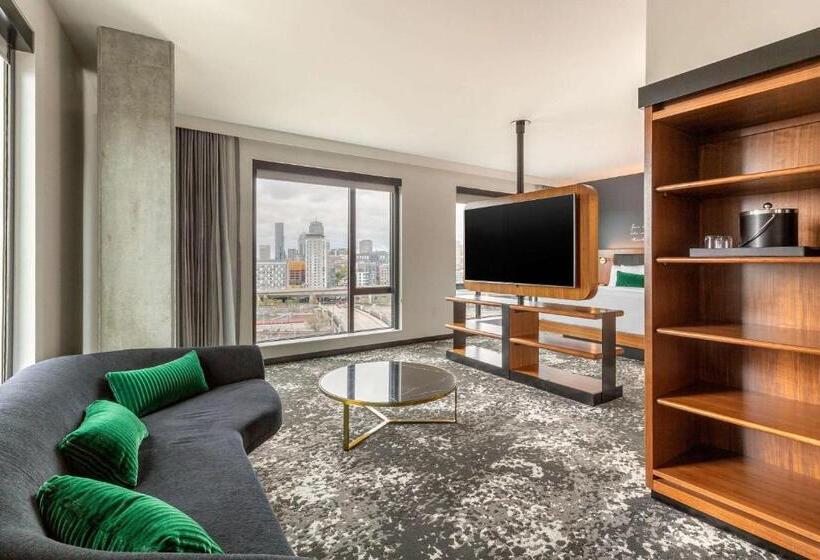 מיטת קינג בסוויטה, Cambria Hotel Boston Downtown   Seaport