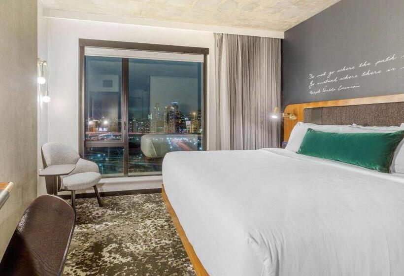 מיטת קינג בסוויטה, Cambria Hotel Boston Downtown   Seaport