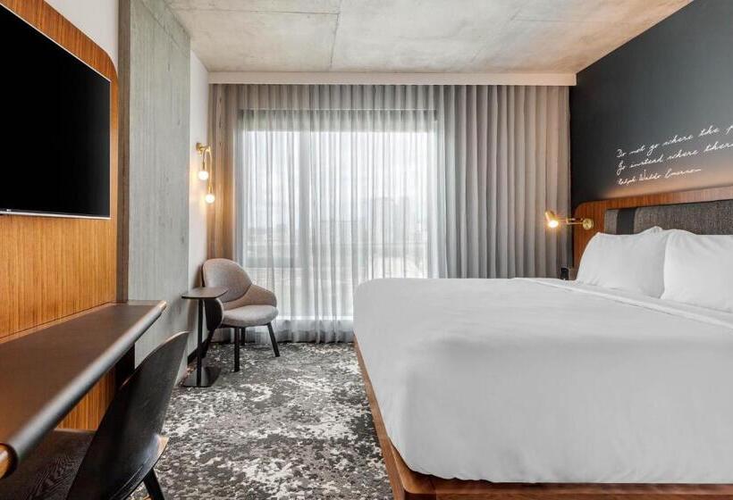 מיטת קינג בסוויטה, Cambria Hotel Boston Downtown   Seaport