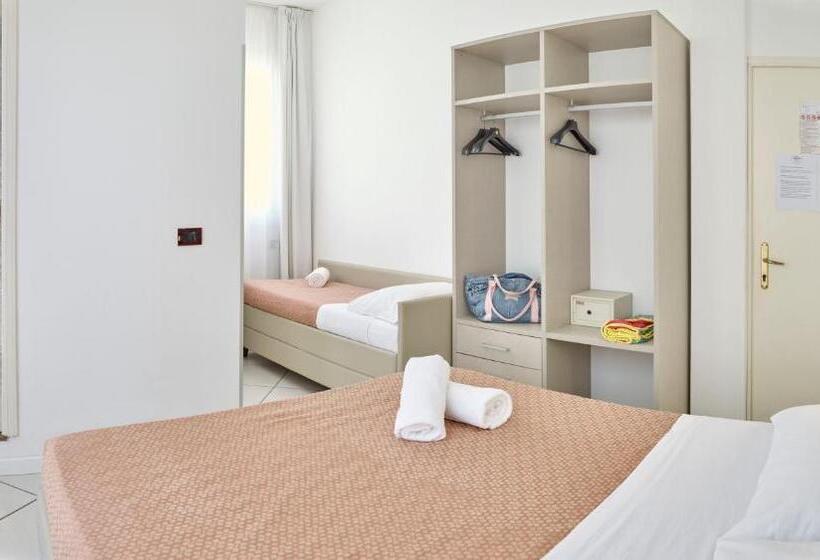 חדר סטנדרט לשלושה עם מרפסת, Carillon