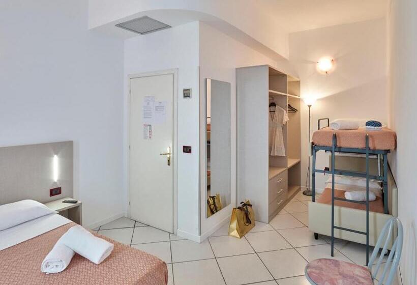 חדר לארבעה סטנדרטי עם מרפסת, Carillon