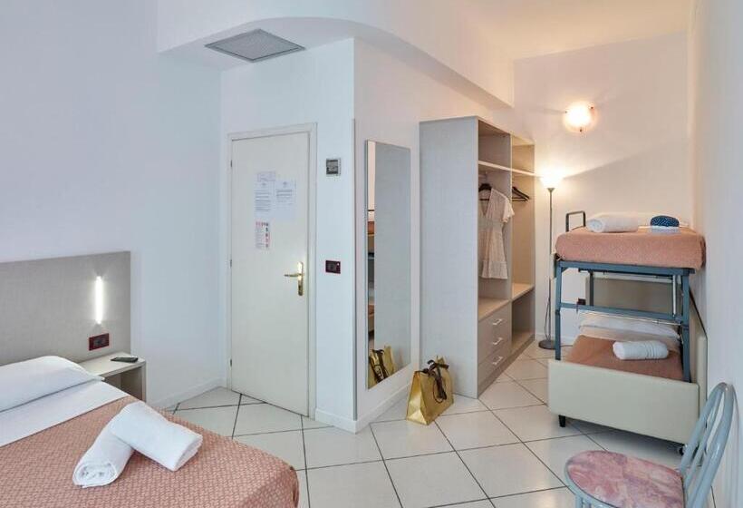 חדר לארבעה סטנדרטי עם מרפסת, Carillon