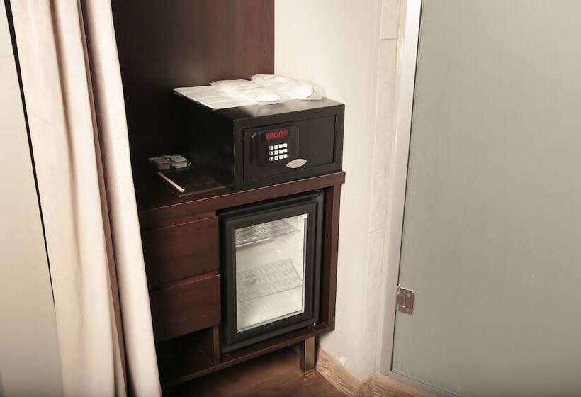 デラックスルーム, Ferman Pera