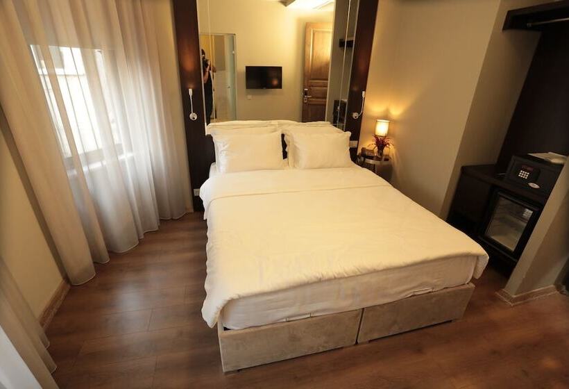 デラックスルーム, Ferman Pera