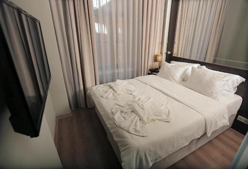 デラックスルーム, Ferman Pera