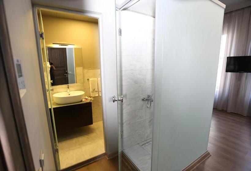 デラックストリプルルーム, Ferman Pera