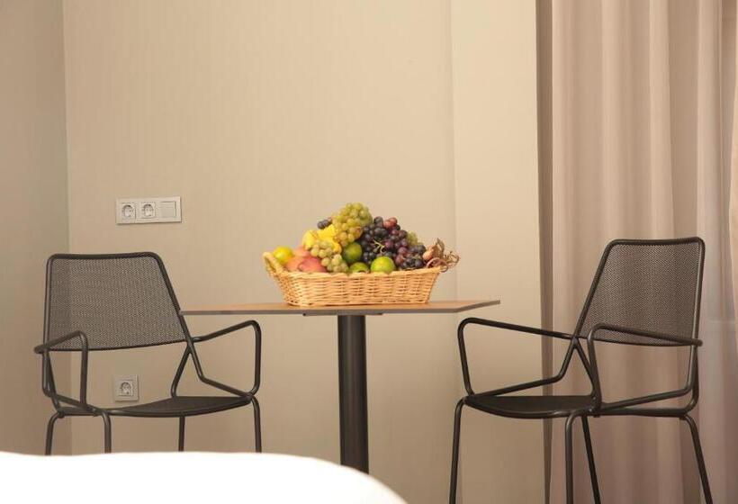 デラックストリプルルーム, Ferman Pera