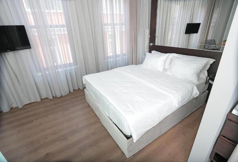 デラックストリプルルーム, Ferman Pera