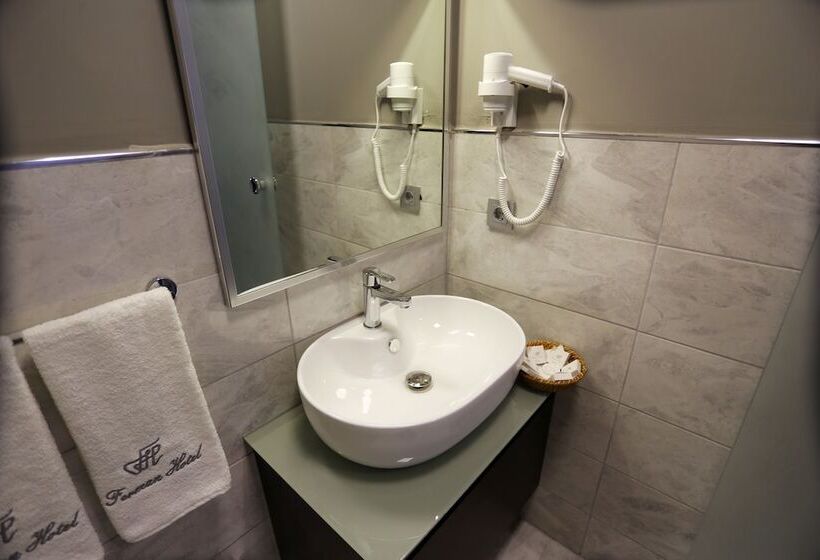 デラックスルーム, Ferman Pera