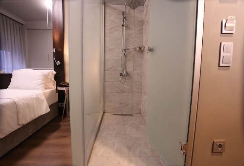 デラックスルーム, Ferman Pera