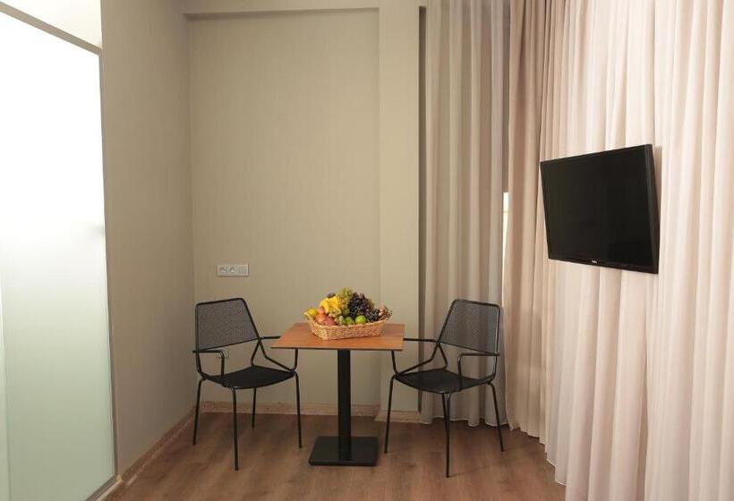 デラックストリプルルーム, Ferman Pera