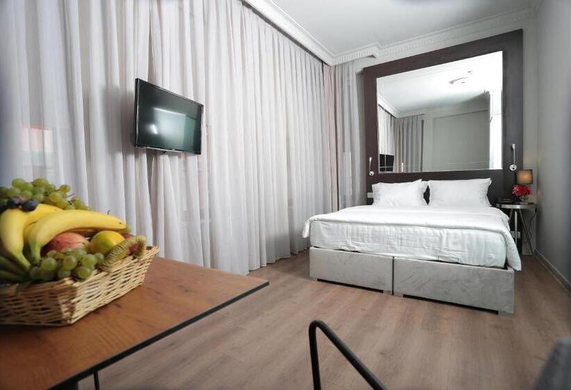 デラックストリプルルーム, Ferman Pera