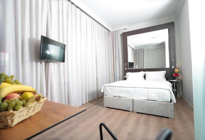 デラックストリプルルーム, Ferman Pera