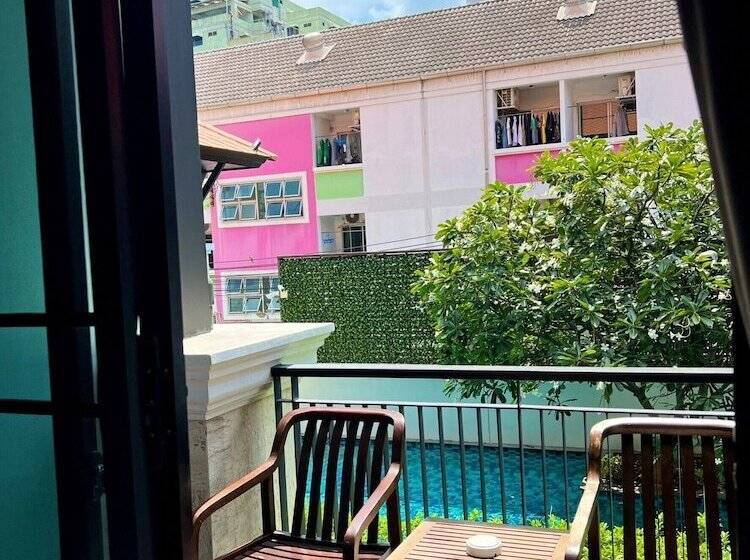 Номер Стандарт Вид на Бассейн, Yotaka Bangkok