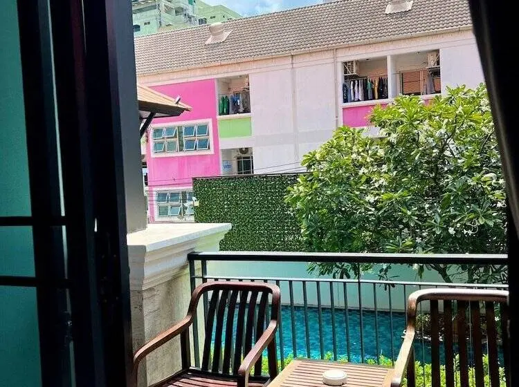اتاق استاندارد با چشم‌انداز استخر, Yotaka Bangkok