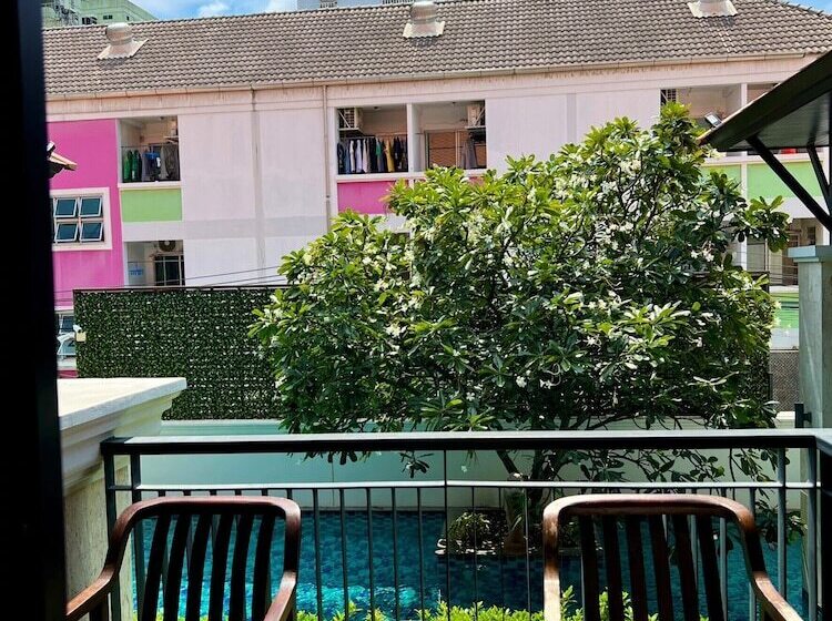 Номер Стандарт Вид на Бассейн, Yotaka Bangkok