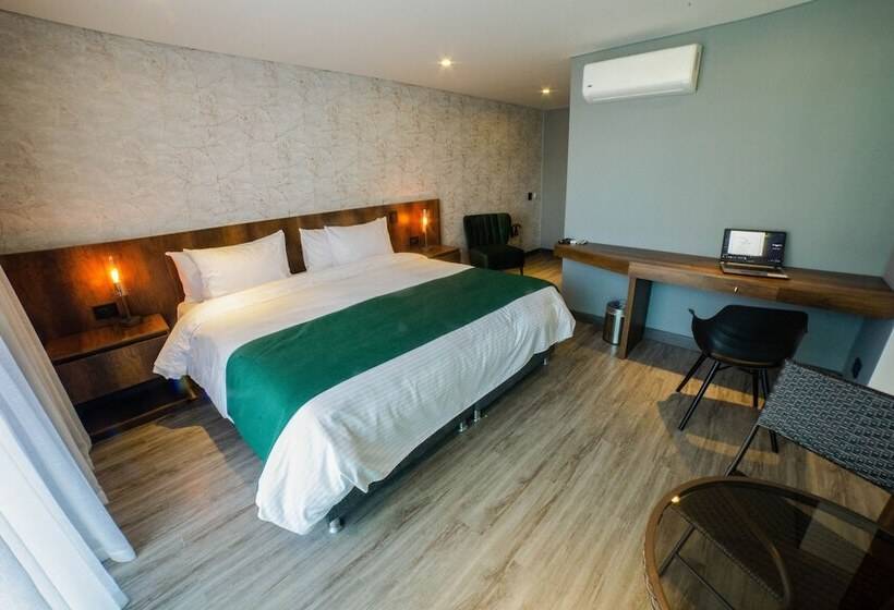 발코니 디럭스 룸, Café Hotel Medellín