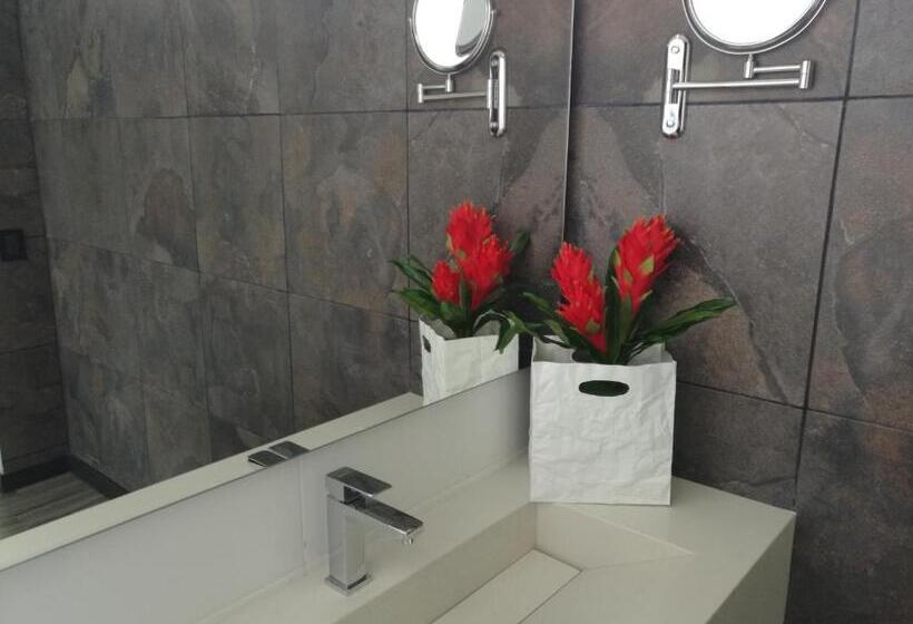 자쿠지 스위트, Café Hotel Medellín