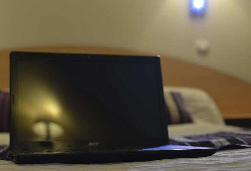 标准三人间, Hôtel Restaurant Le Sire De Joux