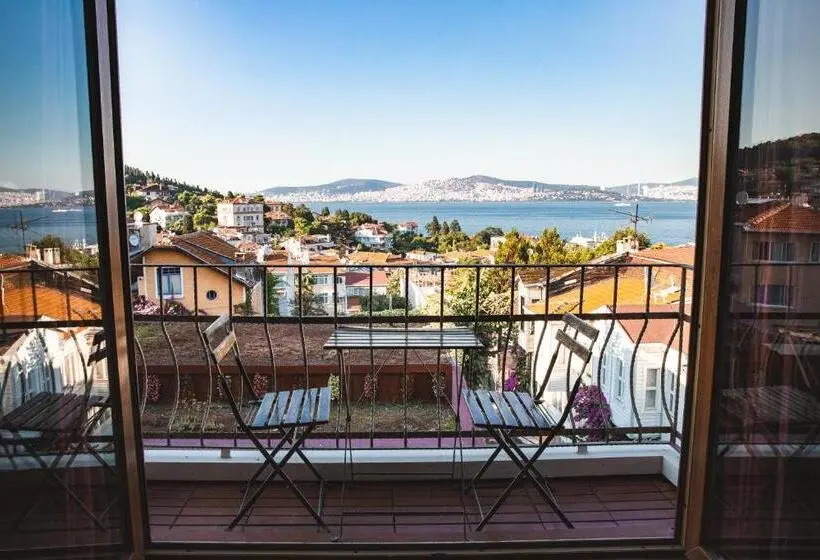 اتاق لوکس با بالکن و چشم‌انداز دریا, L'isola Guesthouse