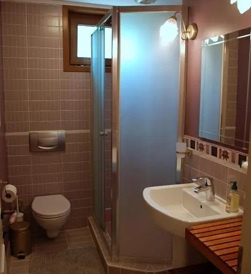 اتاق لوکس با بالکن و چشم‌انداز دریا, L'isola Guesthouse