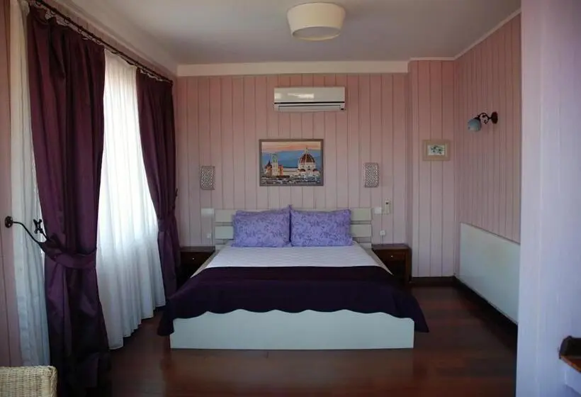 اتاق لوکس با بالکن و چشم‌انداز دریا, L'isola Guesthouse