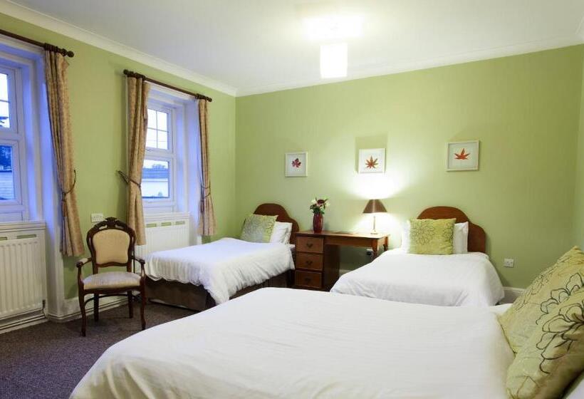 חדר משפחתי, The Walnut Tree Inn