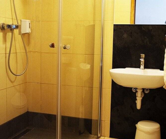 标准三人间, Grand Slam Park Inn