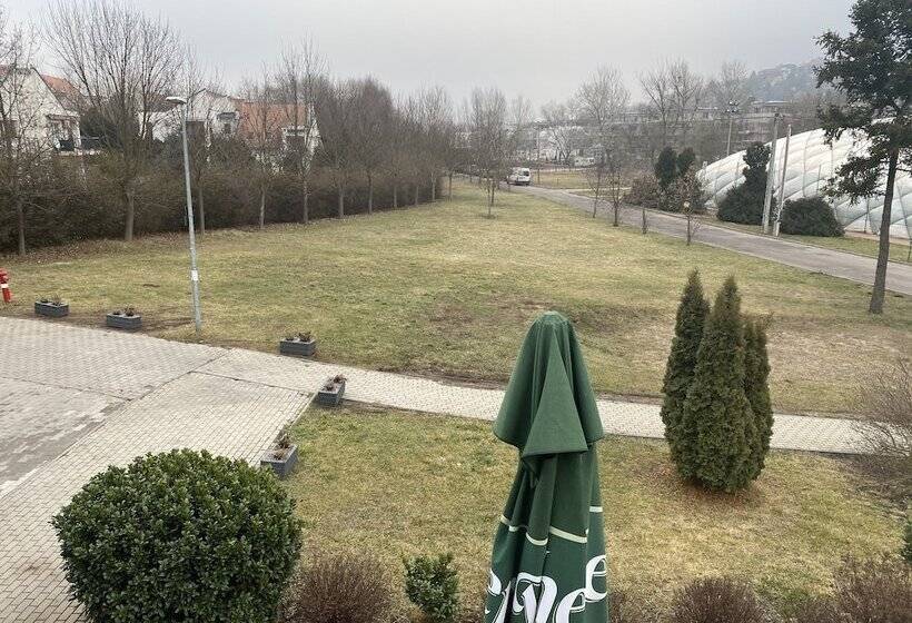 חדר לארבעה סטנדרטי עם נוף לגינה, Grand Slam Park Inn