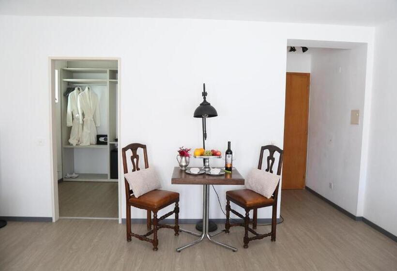 اتاق لوکس با چشم‌انداز دریاچه, Al Pozz Boutique Resort