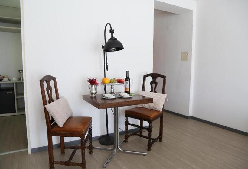 اتاق لوکس با چشم‌انداز دریاچه, Al Pozz Boutique Resort