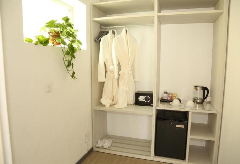 اتاق لوکس با چشم‌انداز دریاچه, Al Pozz Boutique Resort