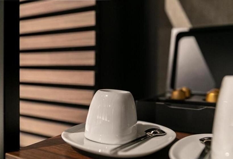 غرفة قياسية, The Sixteen