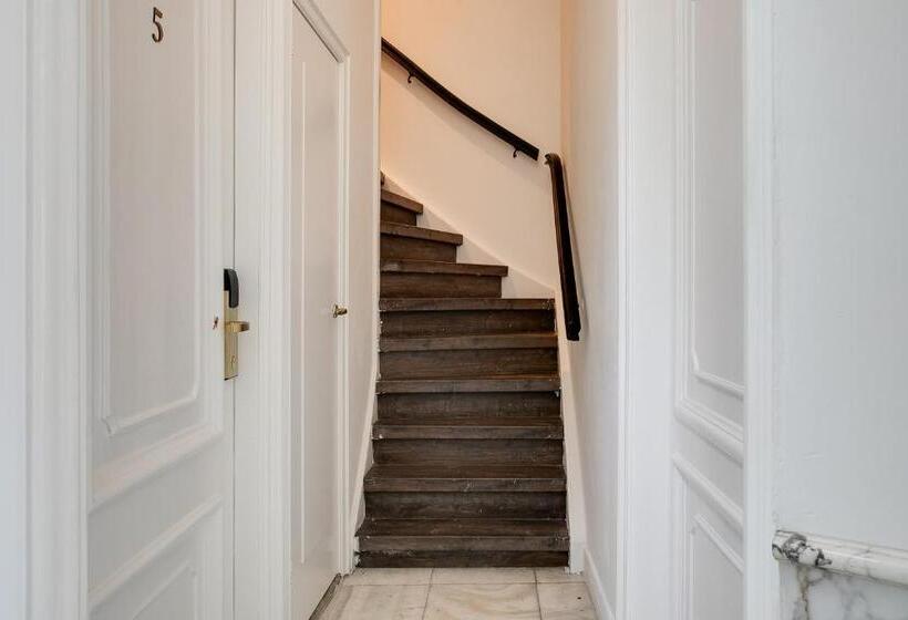 غرفة قياسية, The Sixteen